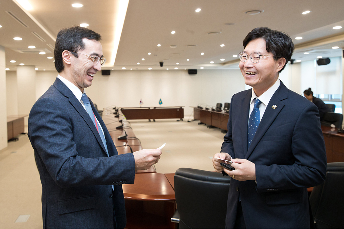 Vice MInister Koo Meets with Kazakhstan Ambassador to Korea 이미지